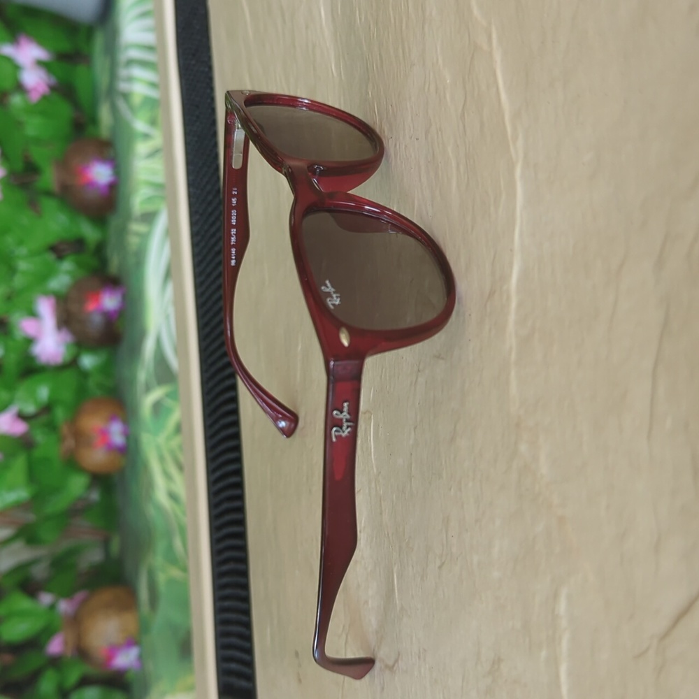 Red Ray Ban sunglasses - Picture 2 of 4